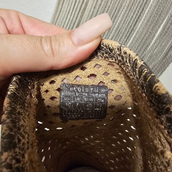 Bed Stu "Dutchess" Perforated Distressed Leather Pull On Wedge Ankle Boots Sz 10 - Picture 6 of 8